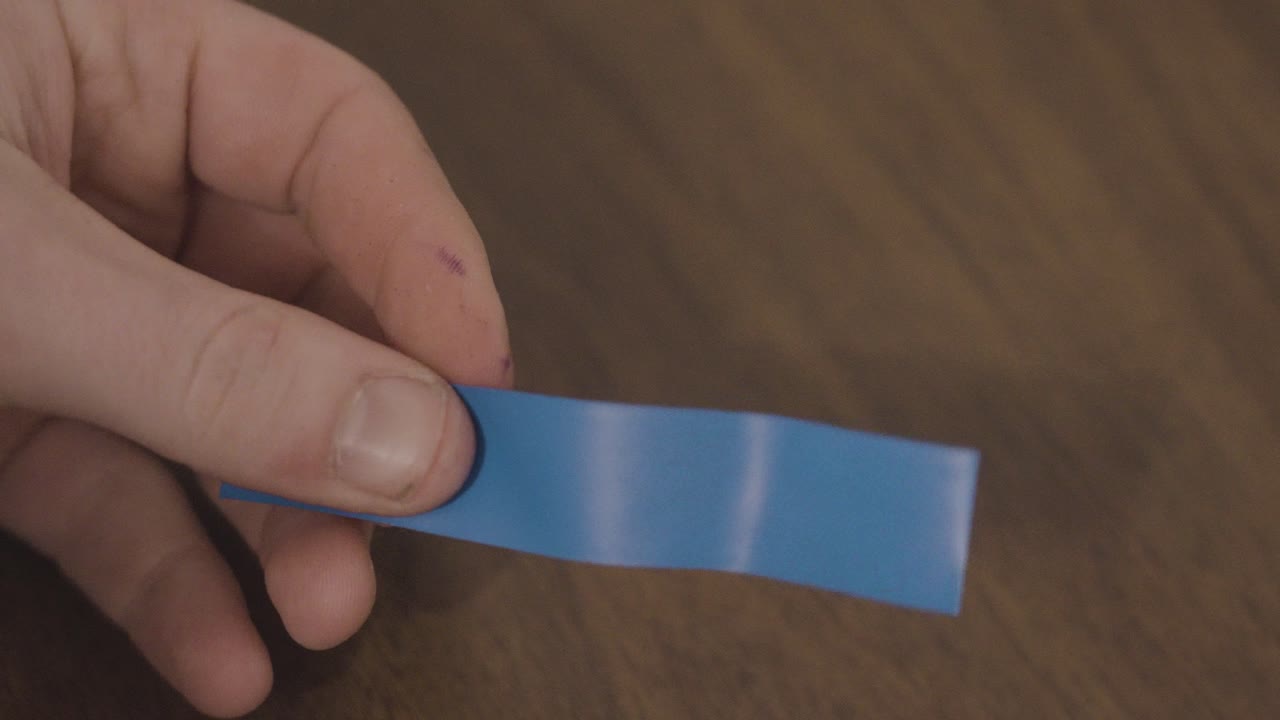 manipulación de una tira de cinta eléctrica en cámara lenta