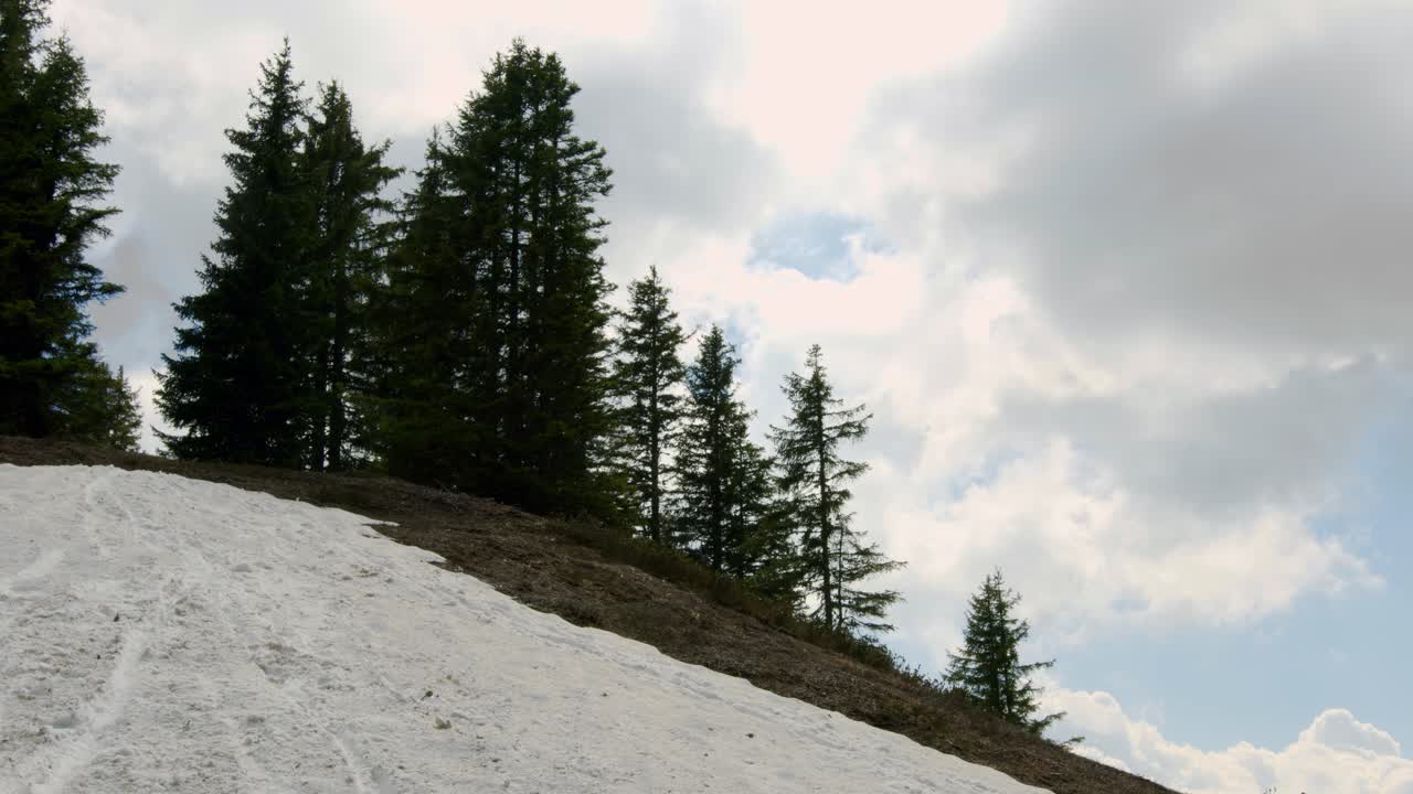 ciclista de montaña baja rápidamente por un empinado parche de nieve