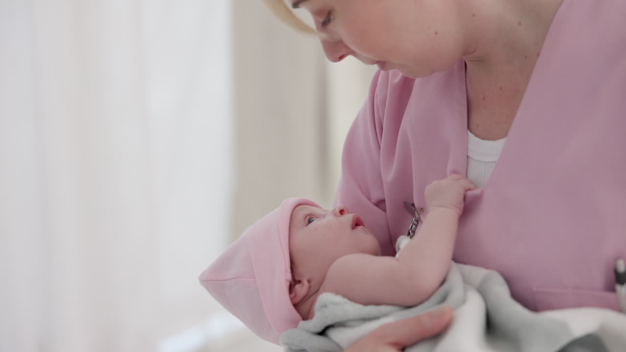 간호사, 여성 및 신생아가 웰빙을 위해 병원에 있습니다.