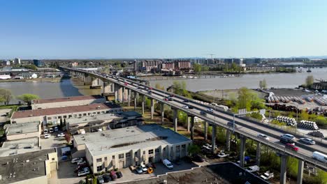 los coches que conducen por el puente de oak street llevan los cuatro carriles de la autopista 99 de columbia británica