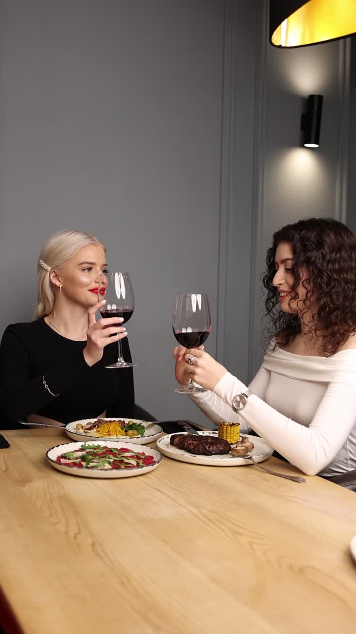 dos mujeres disfrutando de una cena juntos