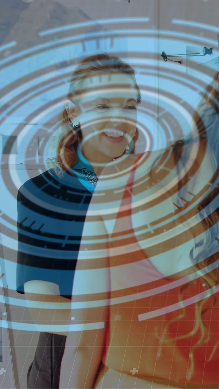 Video verticale: Durante la riproduzione, donna e partner che si muovono, HUD che si sposta oscurando i volti, dimostrando la tecnologia
