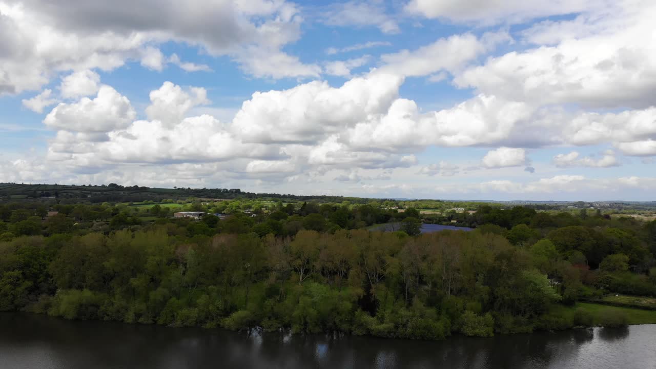 toma aérea sobre el embalse de acelgas con vistas a los campos en un día soleado