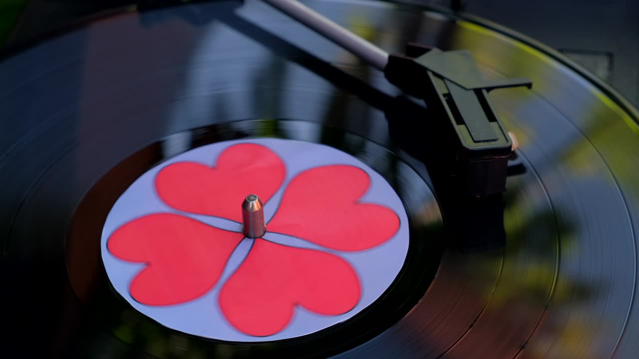 디제이 턴테이블에서 회전하는 은 심장을 가진 블랙 비닐 레코드, 고대 레코드 플레이어, 60s, 70s, 80s, 90s에 대한 인기있는 음악 장비를 재생하는 바늘 레코드 앨범, 사랑 개념, 클로즈업, 매크로