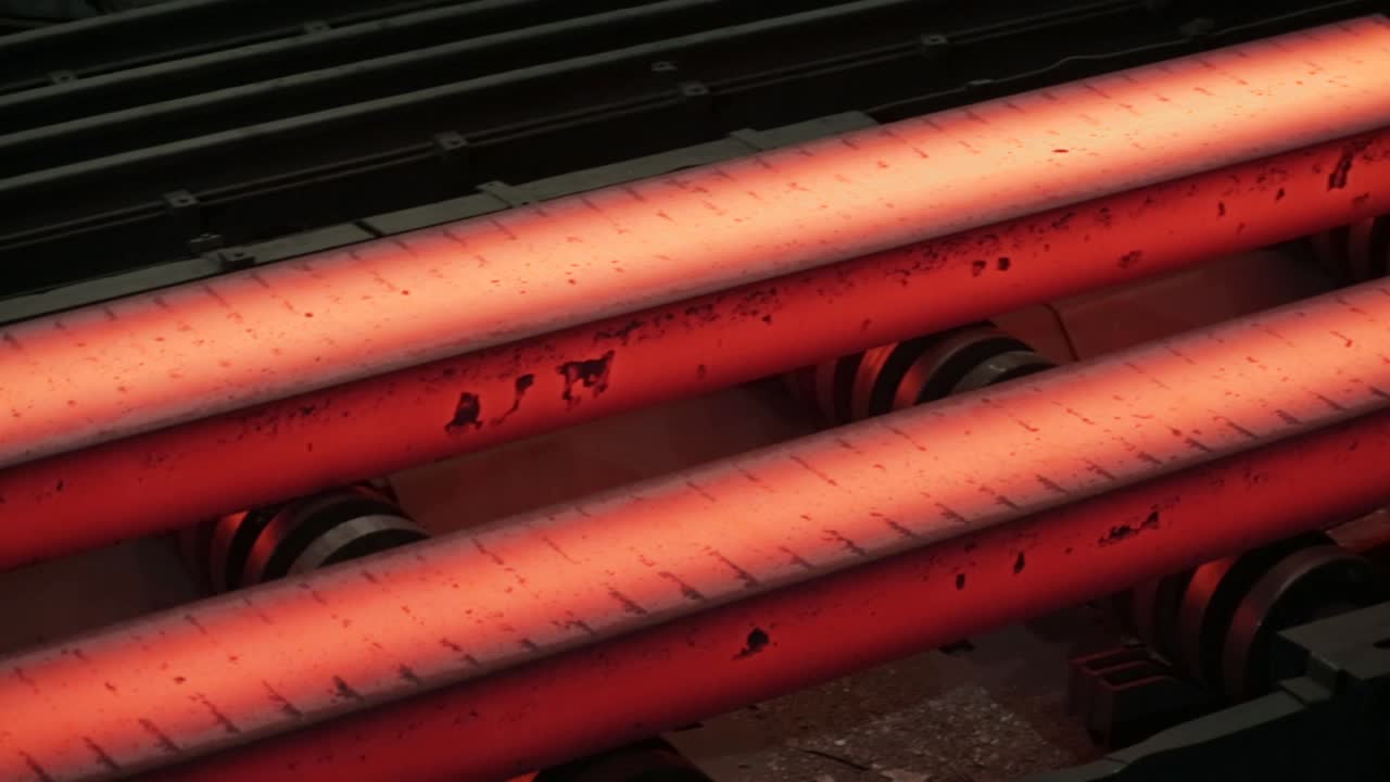 tuberías oxidadas iluminadas en un entorno industrial, que brillan bajo luz artificial