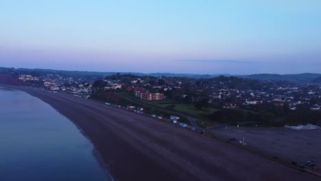 Drones-Aéreos-Vuelan-Sobre-La-Ciudad-De-Playa-De-La-Costa-Inglesa-En-Devon-Al-Amanecer-Crepúsculo,-Hermoso-Paisaje