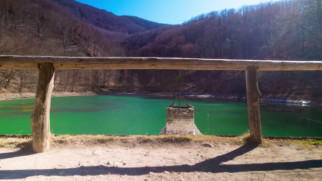 헝가리 szilvásvárad의 szalajka-völgy 국립 공원에서 앞으로 나아가는 돌리 샷