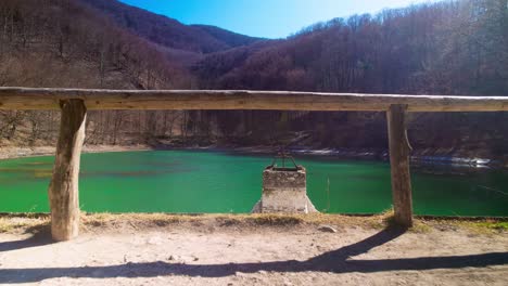 tiro de dolley avanzando en el parque nacional szalajka-völgy en szilvásvárad, hungría