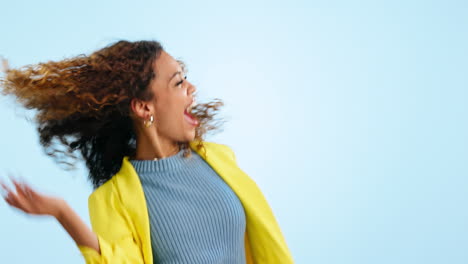 Mujer-Feliz,-Bailando-Y-Emocionada-Con-Energía.