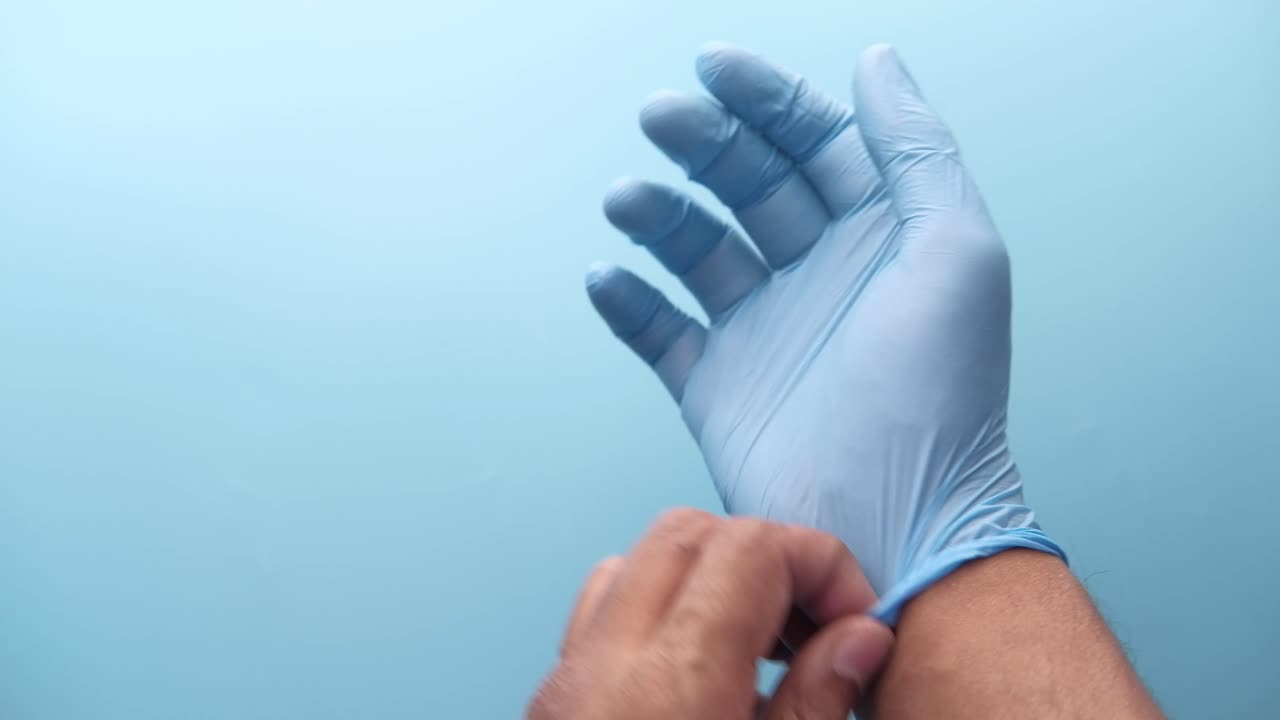 ponerse guantes médicos
