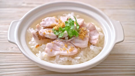 죽 또는 생선 그릇에 삶은 쌀국수