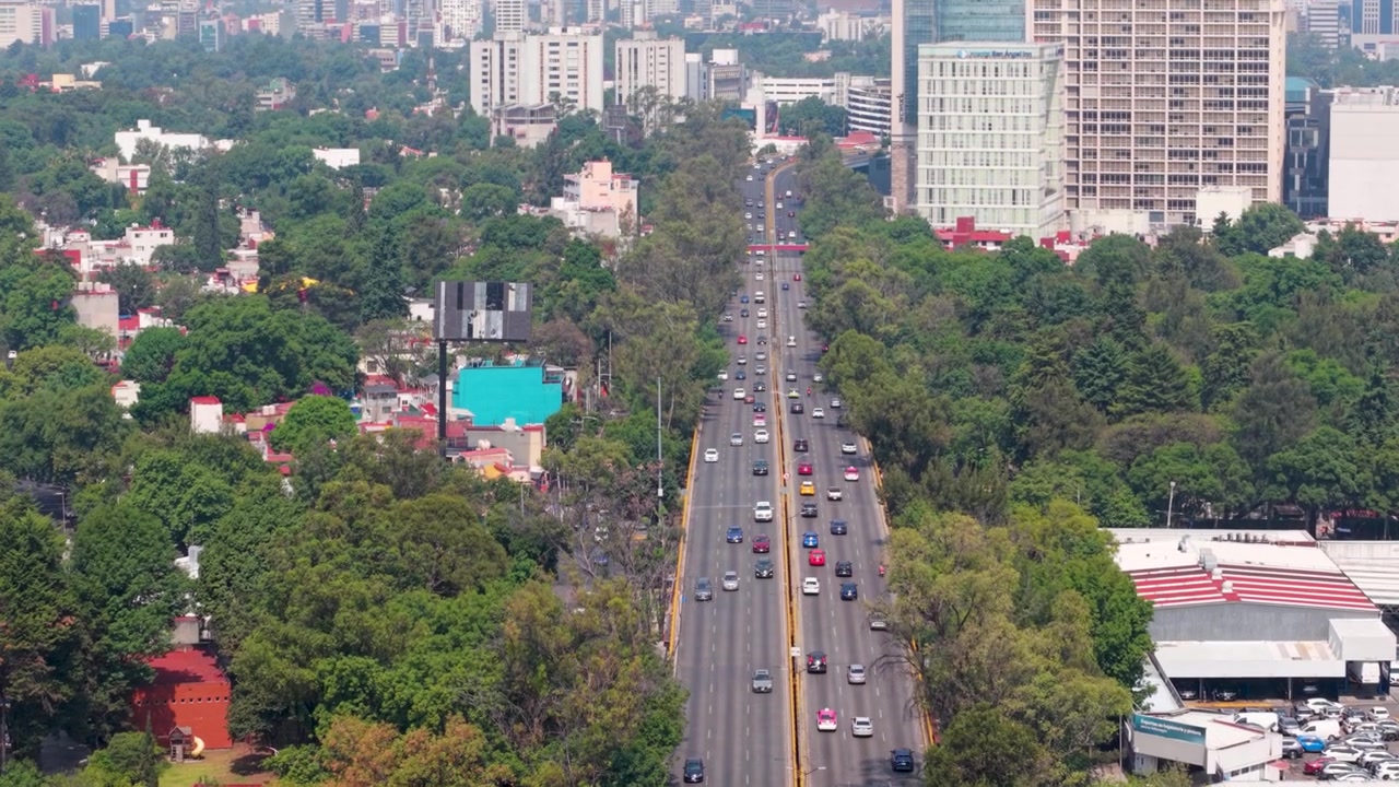 Prospettiva aerea di traffico intenso su un'importante viale a CDMX.