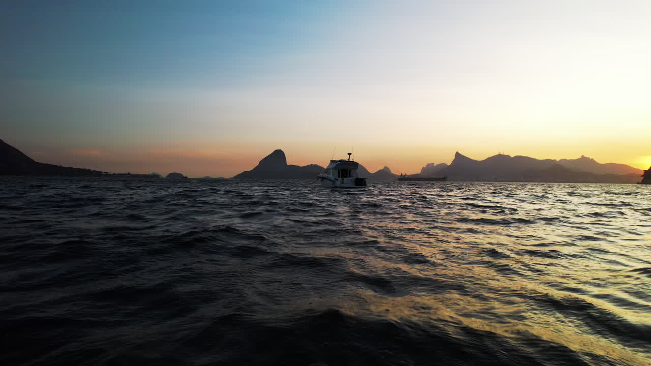 un yate navegando por los mares de brasil al atardecer, río