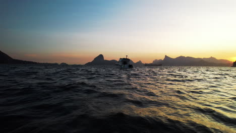 Un-Yate-Navegando-Por-Los-Mares-De-Brasil-Al-Atardecer,-Río