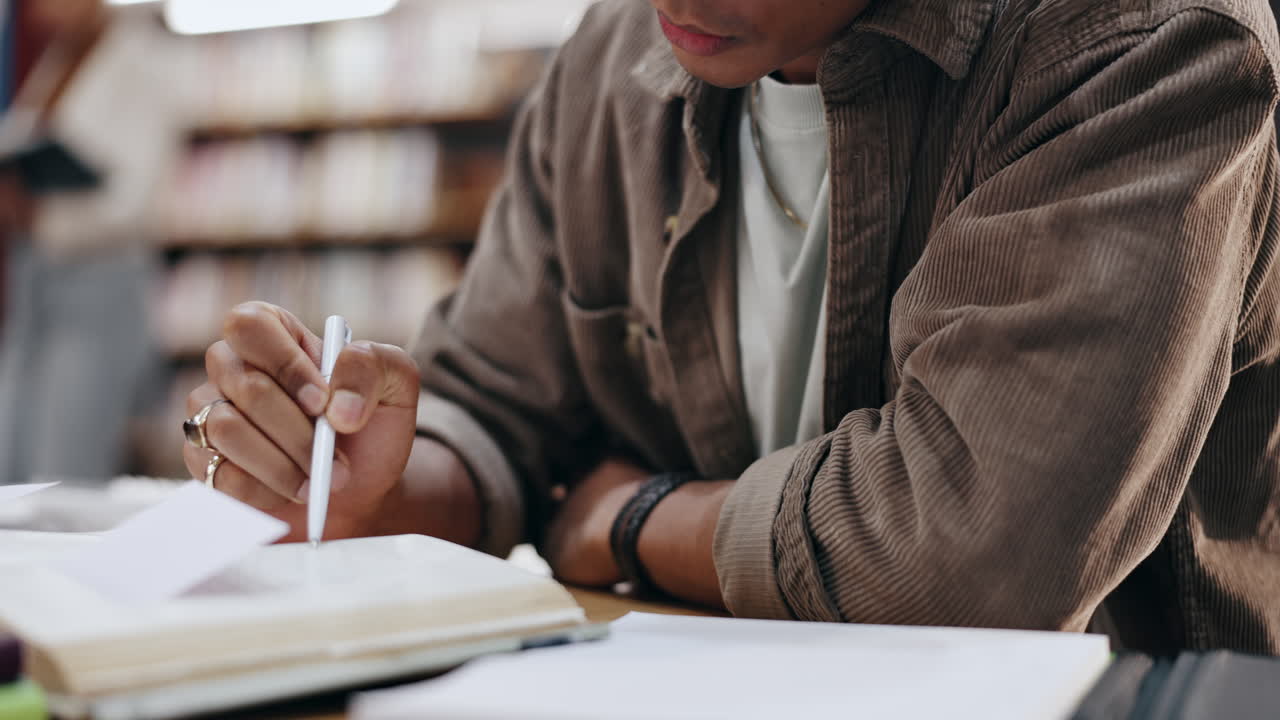 estudiante estudiando en una biblioteca