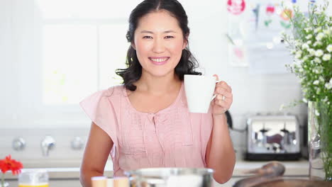 Mujer-Bebiendo-Una-Taza-De-Cafe