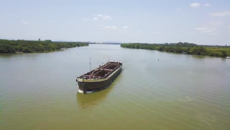 Großer-Lastkahn,-Der-Den-Jacui-Fluss-Hinunterfährt,-Brasilien