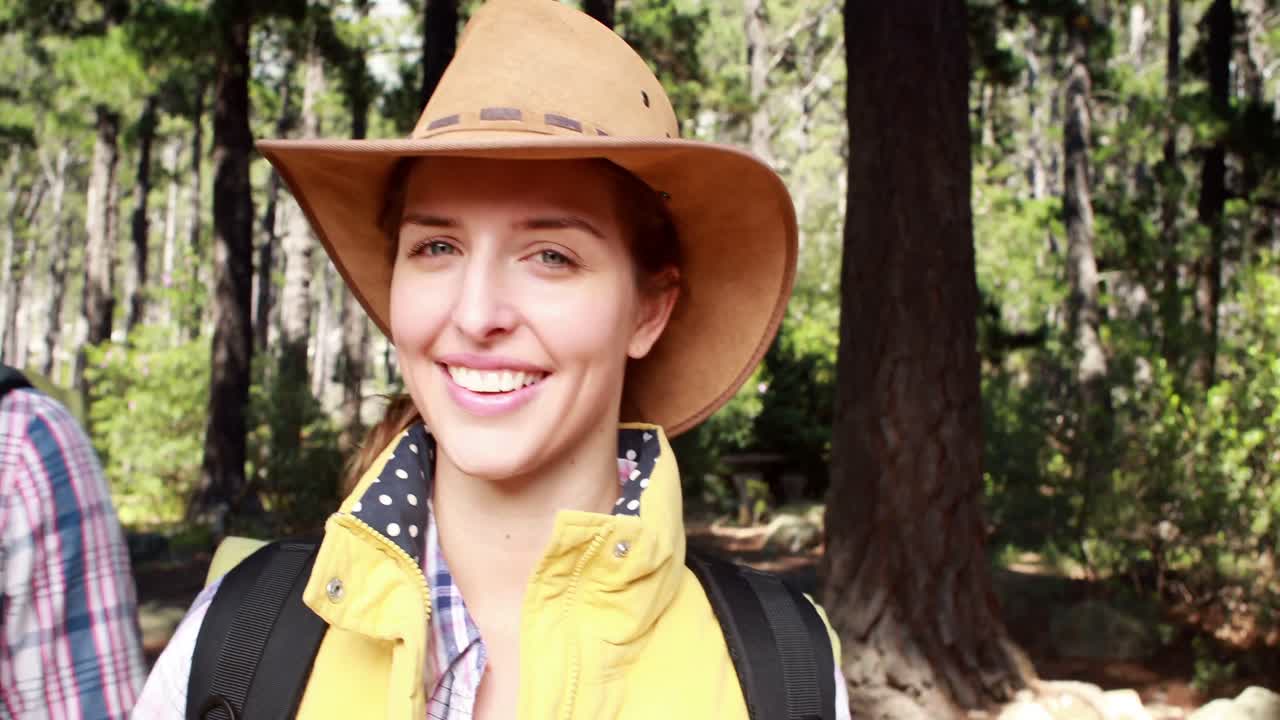 pareja de excursionistas con bastón de caminar