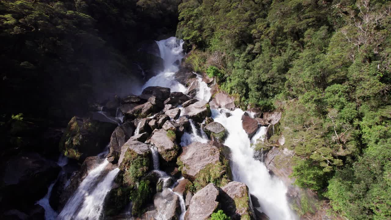 antena cada vez más cerca de las cataratas rugientes de billy en haast, costa oeste, nueva zelanda