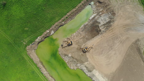 Toma-Aérea-De-Verano-De-Maquinaria-Pesada-En-La-Cantera-Del-Sitio-De-Construcción-En-Europa