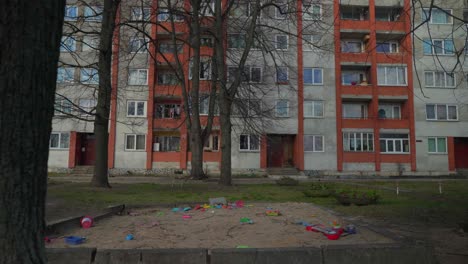 Parque-Infantil-Desolado-Abandonado-Con-Juguetes-En-Una-Zona-Residencial-Postcomunista