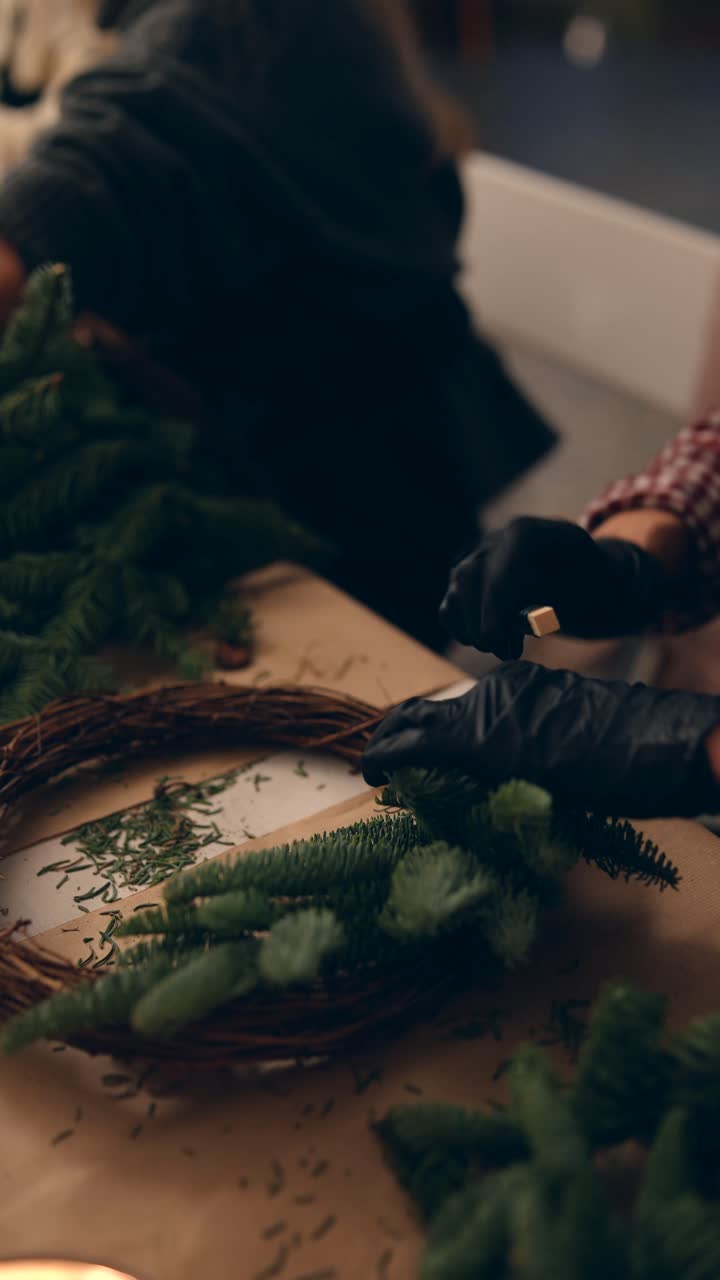 haciendo una corona de navidad