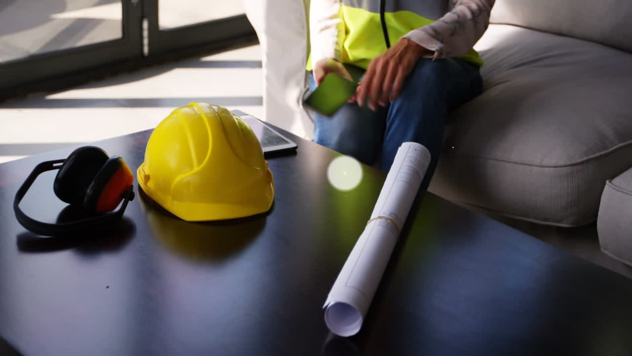 animación de la red de conexiones a través de una ingeniera caucásica que usa un teléfono inteligente