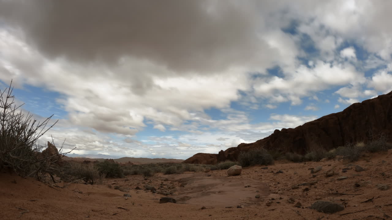 Nuvole che si formano durante un timelapse sopra le rocce desertiche del Nevada.
