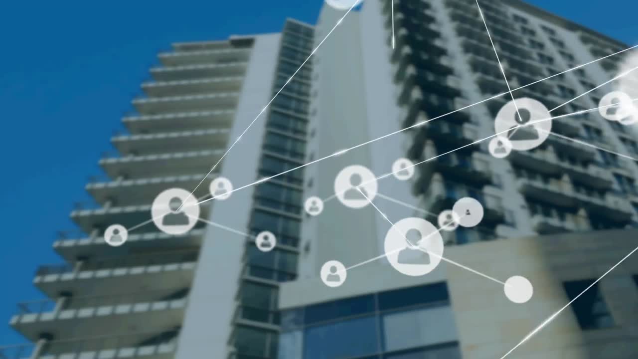 Animación de red de conexiones con iconos sobre un edificio de oficinas moderno.