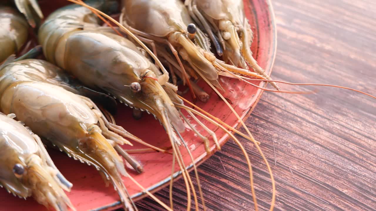 접시에 신선한 새우