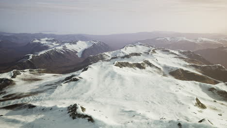 Großer-Schneefleck,-Der-Im-Sommer-Auf-Dem-Vulkangesteinsfeld-Eines-Berges-Zurückbleibt