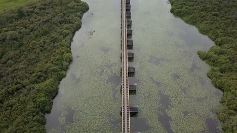 vista aérea de drones del histórico puente ferroviario moerputtenbrug en los países bajos, europa