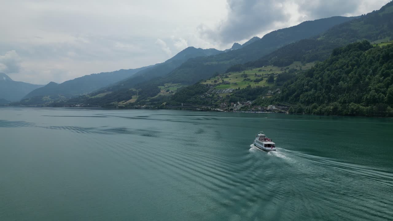 viaje pacífico en crucero en el lago walensee como parte del turismo suizo