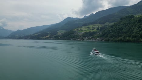 Ruhige-Bootsfahrt-Auf-Dem-Walensee-Im-Rahmen-Des-Schweizer-Tourismus