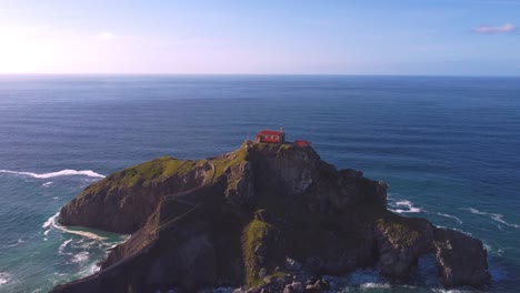 vista aérea de gaztelugatxe es un islote en la costa de vizcaya españa país vasco está conectado al continente por un puente hecho por el hombre y en la parte superior de la isla se encuentra una ermita