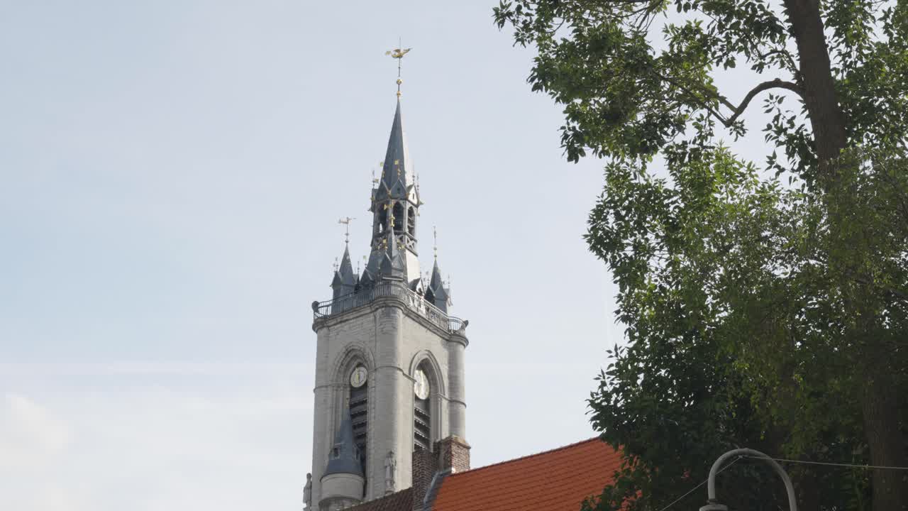 campanario de tournai contra el cielo soleado
