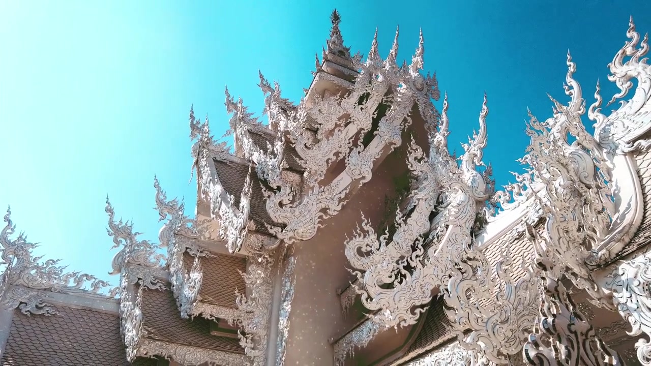 Vista dal basso di una torre del tempio bianco a Chiang Rai