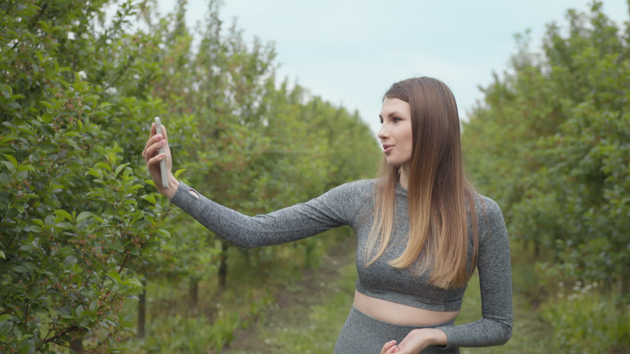 mujer tomando una selfie en un huerto