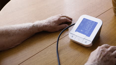blood pressure measurement with digital monitor