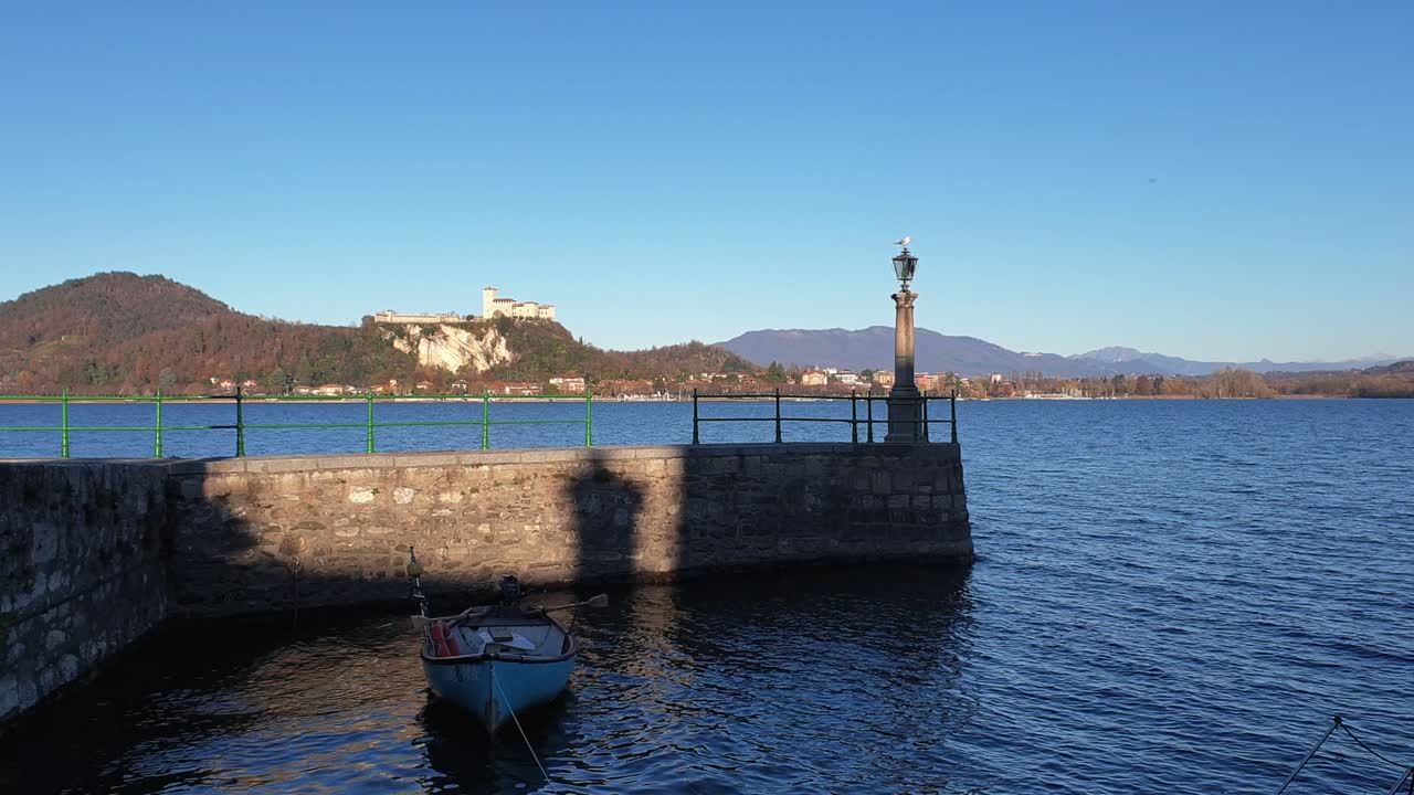 아로나에 있는 마조레 호수에 정박해 있는 낚싯배 정박