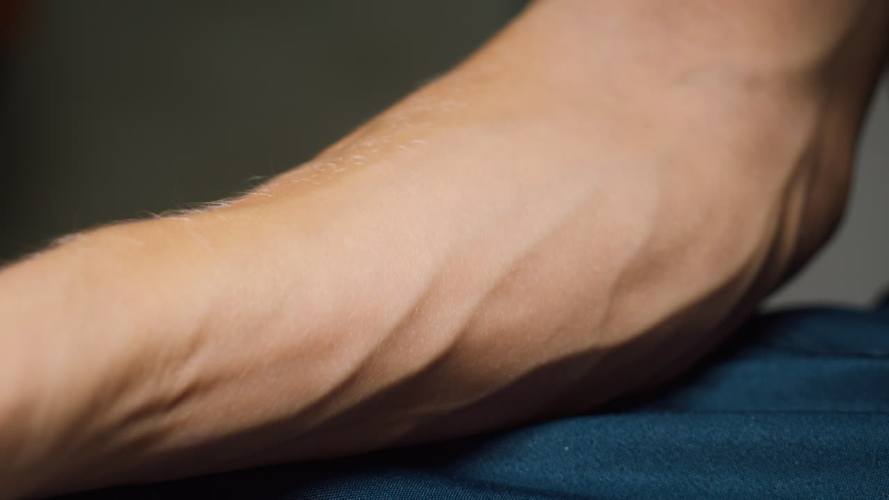Primo piano di un braccio umano con vene visibili