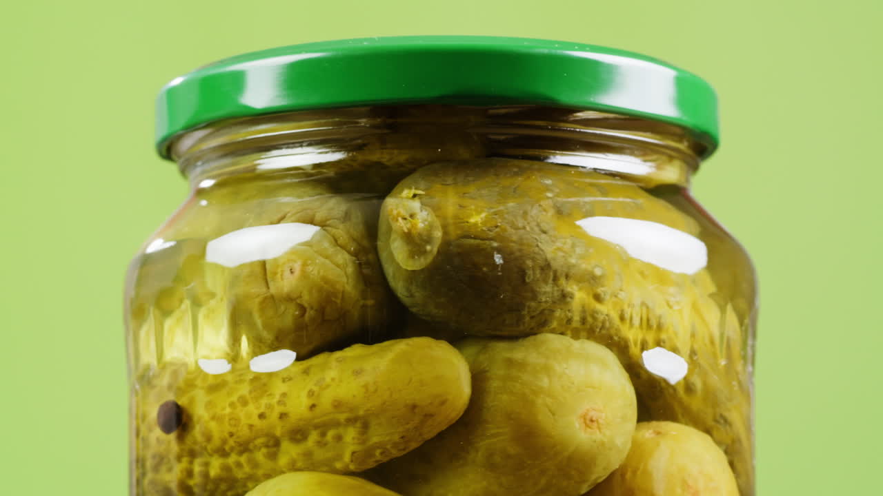 pepinos encurtidos en un frasco