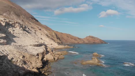 costa de porto dos frades en la isla de porto santo, madeira