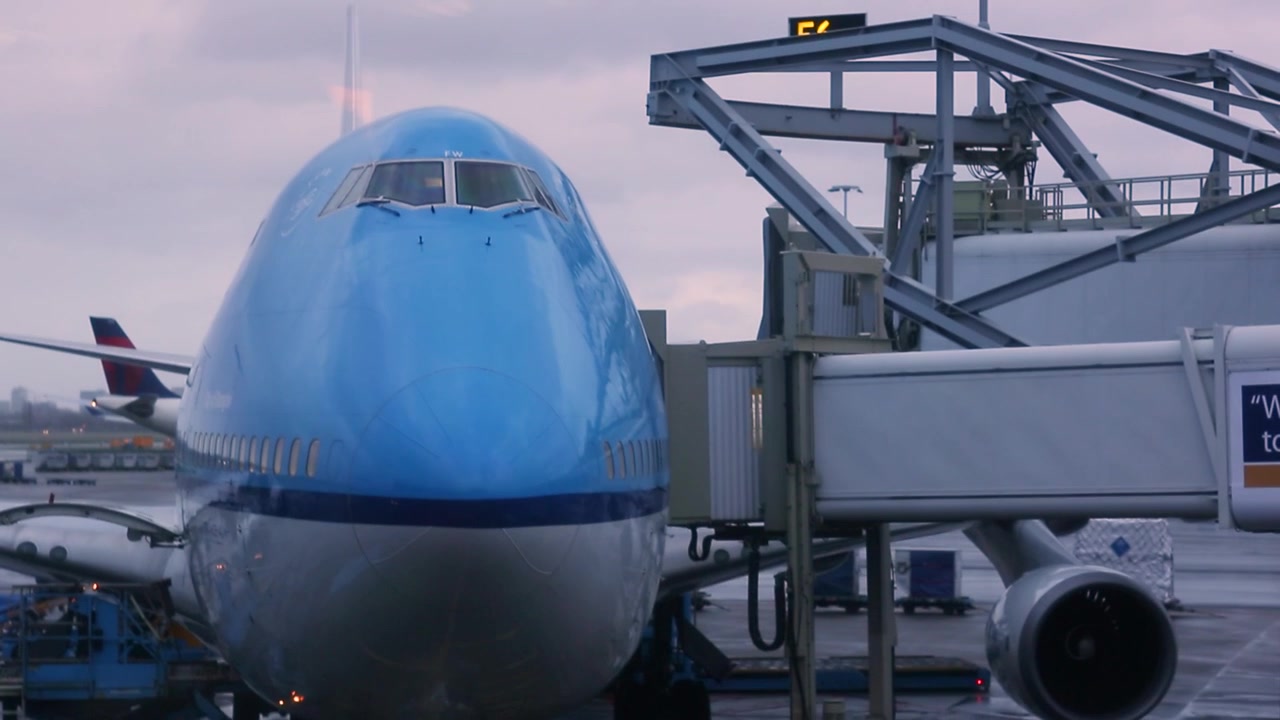 Enorme muso di un aereo all'aeroporto di Amsterdam. Giornata nuvolosa