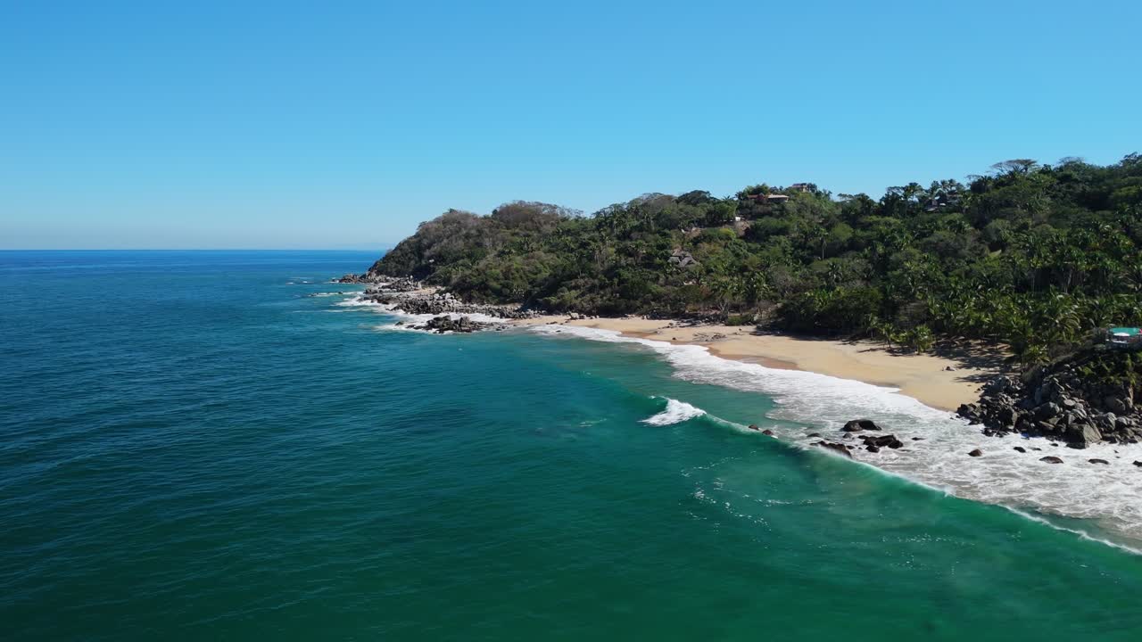 Volo cinematografico con drone intorno a una spiaggia nascosta in Messico.