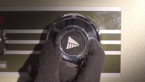 una persona con guantes accediendo a una bóveda retro