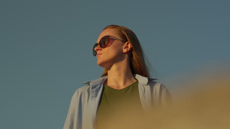 mujer joven mirando a la izquierda y a la derecha, moda, gafas de sol