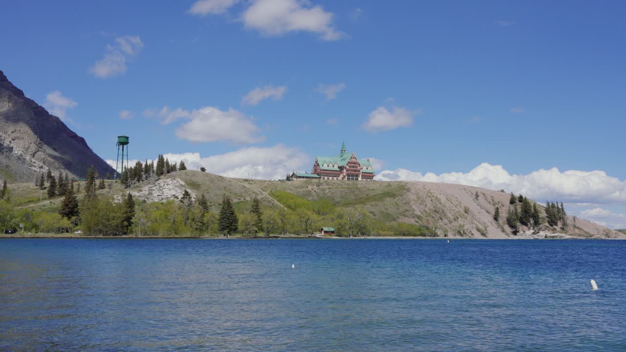 Storico Hotel Prince of Wales che mette in mostra una grandiosa architettura nel Parco Nazionale dei Laghi Waterton