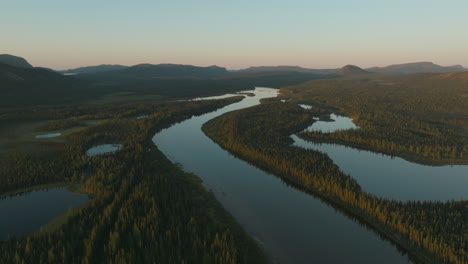 disparo de un dron al atardecer de alto vuelo mirando un gran arroyo en el desierto de labrador