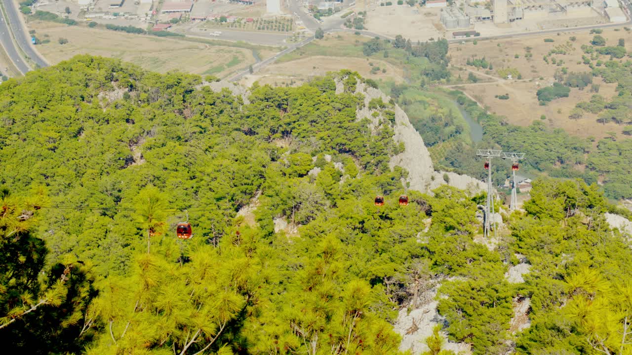 터키 안탈리아의 케테페 산으로 가는 케이블카 엘리베이터의 4k 비디오
